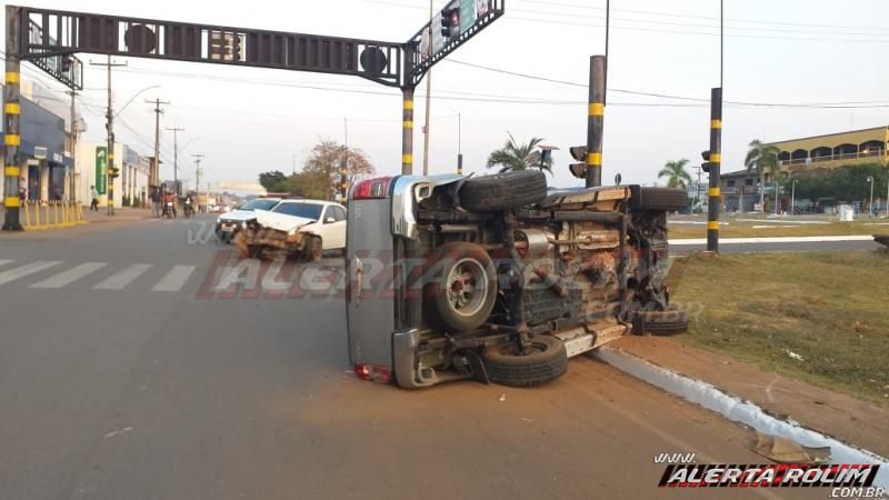 ATUALIZADA - Caminhonete, que tinha condutor inabilitado, tomba na via após colisão com outro carro no semáforo do cruzamento da Avenida 25 de Agosto com Rua Rio Madeira, em Rolim de Moura - Vídeo ATUALIZADA - Caminhonete, que tinha condutor inabilitado, tomba na via após colisão com outro carro no semáforo do cruzamento da Avenida 25 de Agosto com Rua Rio Madeira, em Rolim de Moura - Vídeo