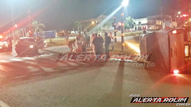ATUALIZADA - Caminhonete, que tinha condutor inabilitado, tomba na via após colisão com outro carro no semáforo do cruzamento da Avenida 25 de Agosto com Rua Rio Madeira, em Rolim de Moura - Vídeo ATUALIZADA - Caminhonete, que tinha condutor inabilitado, tomba na via após colisão com outro carro no semáforo do cruzamento da Avenida 25 de Agosto com Rua Rio Madeira, em Rolim de Moura - Vídeo