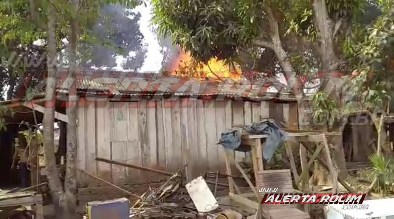 URGENTE - Casa em madeira é destruída por incêndio no Bairro Centenário, em Rolim de Moura