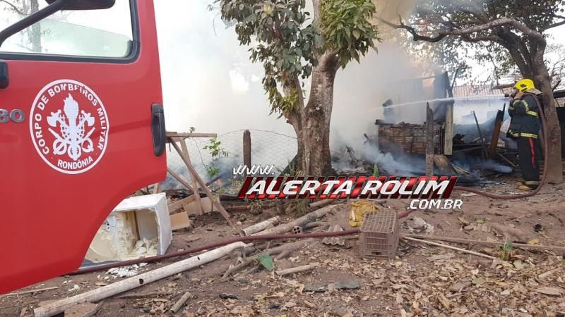 URGENTE - Casa em madeira é destruída por incêndio no Bairro Centenário, em Rolim de Moura