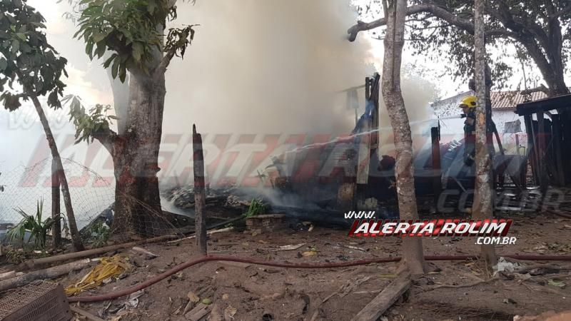 URGENTE - Casa em madeira é destruída por incêndio no Bairro Centenário, em Rolim de Moura