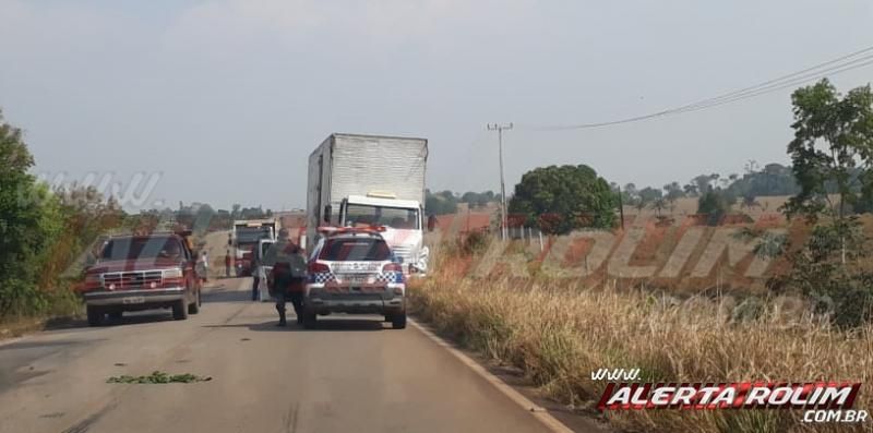 URGENTE - Motociclista morre ao se chocar frontalmente contra caminhão baú na RO-383, em Rolim de Moura URGENTE - Motociclista morre ao se chocar frontalmente contra caminhão baú na RO-383, em Rolim de Moura