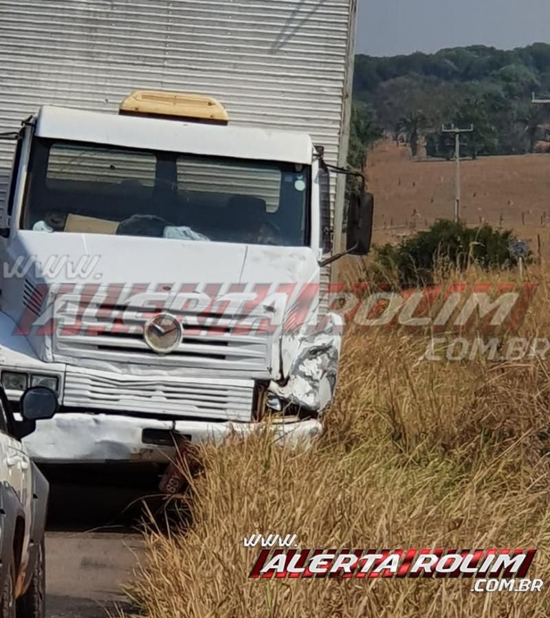URGENTE - Motociclista morre ao se chocar frontalmente contra caminhão baú na RO-383, em Rolim de Moura URGENTE - Motociclista morre ao se chocar frontalmente contra caminhão baú na RO-383, em Rolim de Moura