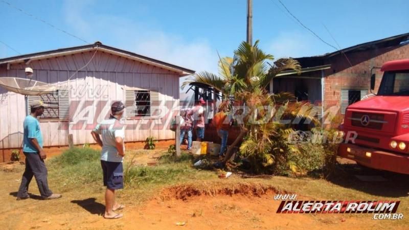Utilizando baldes com água, Bombeiros controlam incêndio e evitam que duas residências fossem completamente destruídas pelo fogo, em Alto Alegre dos Parecis Utilizando baldes com água, Bombeiros controlam incêndio e evitam que duas residências fossem completamente destruídas pelo fogo, em Alto Alegre dos Parecis