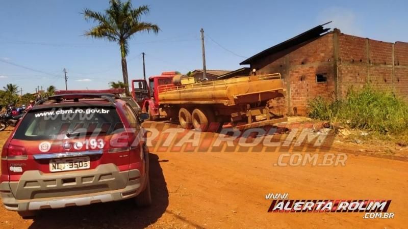 Utilizando baldes com água, Bombeiros controlam incêndio e evitam que duas residências fossem completamente destruídas pelo fogo, em Alto Alegre dos Parecis Utilizando baldes com água, Bombeiros controlam incêndio e evitam que duas residências fossem completamente destruídas pelo fogo, em Alto Alegre dos Parecis