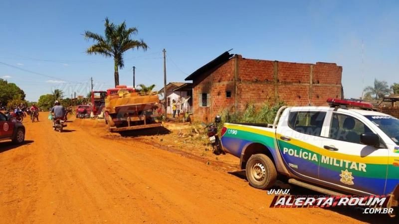 Utilizando baldes com água, Bombeiros controlam incêndio e evitam que duas residências fossem completamente destruídas pelo fogo, em Alto Alegre dos Parecis Utilizando baldes com água, Bombeiros controlam incêndio e evitam que duas residências fossem completamente destruídas pelo fogo, em Alto Alegre dos Parecis