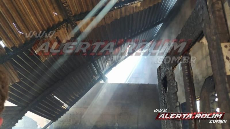 Utilizando baldes com água, Bombeiros controlam incêndio e evitam que duas residências fossem completamente destruídas pelo fogo, em Alto Alegre dos Parecis Utilizando baldes com água, Bombeiros controlam incêndio e evitam que duas residências fossem completamente destruídas pelo fogo, em Alto Alegre dos Parecis