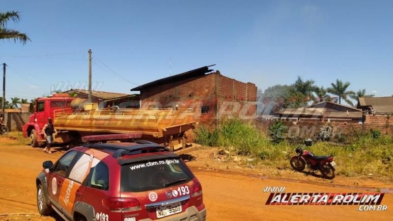 Utilizando baldes com água, Bombeiros controlam incêndio e evitam que duas residências fossem completamente destruídas pelo fogo, em Alto Alegre dos Parecis Utilizando baldes com água, Bombeiros controlam incêndio e evitam que duas residências fossem completamente destruídas pelo fogo, em Alto Alegre dos Parecis