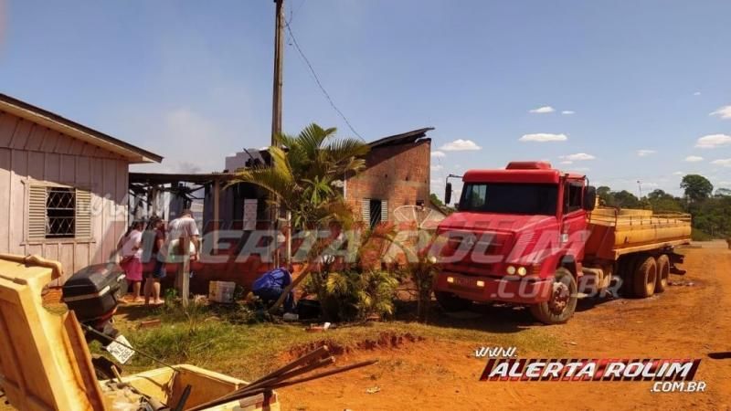 Utilizando baldes com água, Bombeiros controlam incêndio e evitam que duas residências fossem completamente destruídas pelo fogo, em Alto Alegre dos Parecis Utilizando baldes com água, Bombeiros controlam incêndio e evitam que duas residências fossem completamente destruídas pelo fogo, em Alto Alegre dos Parecis
