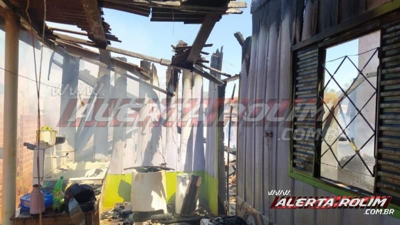 Utilizando baldes com água, Bombeiros controlam incêndio e evitam que duas residências fossem completamente destruídas pelo fogo, em Alto Alegre dos Parecis Utilizando baldes com água, Bombeiros controlam incêndio e evitam que duas residências fossem completamente destruídas pelo fogo, em Alto Alegre dos Parecis