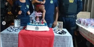 Adolescente que sonha em ser policial militar recebe surpresa em aniversário de 15 anos, em Novo Horizonte do Oeste Adolescente que sonha em ser policial militar recebe surpresa em aniversário de 15 anos, em Novo Horizonte do Oeste