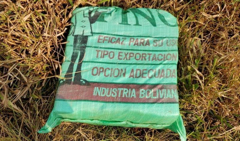 Avião que fez pouso forçado em Cacoal estava carregado com quase meia tonelada de cocaína; o veículo roubado e utilizado na fuga foi encontrado pela PM em Rolim de Moura Avião que fez pouso forçado em Cacoal estava carregado com quase meia tonelada de cocaína; o veículo roubado e utilizado na fuga foi encontrado pela PM em Rolim de Moura