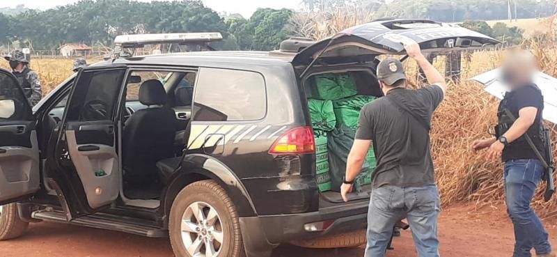 Avião que fez pouso forçado em Cacoal estava carregado com quase meia tonelada de cocaína; o veículo roubado e utilizado na fuga foi encontrado pela PM em Rolim de Moura Avião que fez pouso forçado em Cacoal estava carregado com quase meia tonelada de cocaína; o veículo roubado e utilizado na fuga foi encontrado pela PM em Rolim de Moura