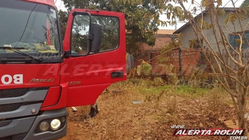 Bombeiros resgatam cavalo de dentro de fossa no bairro boa esperança em Rolim de Moura Bombeiros resgatam cavalo de dentro de fossa no bairro boa esperança em Rolim de Moura