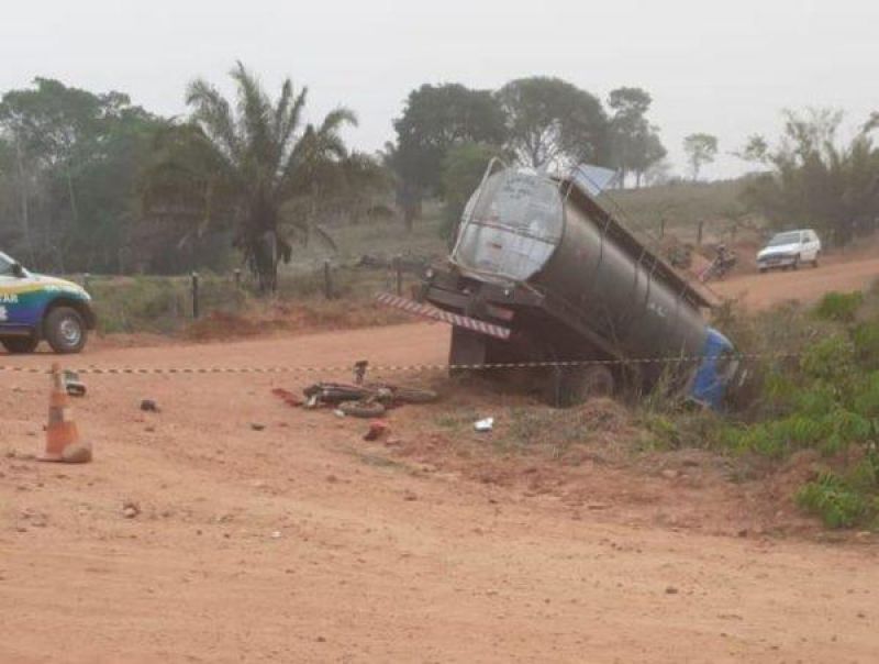 Caminhão passa por cima de moto e mata condutor em Corumbiara Caminhão passa por cima de moto e mata condutor em Corumbiara