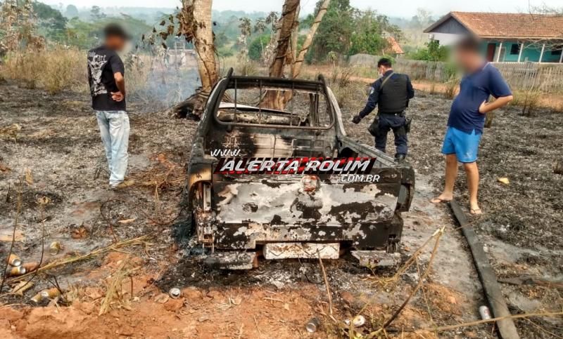 Caminhonete carregada com bebidas é encontrada totalmente queimada na margem da RO-010 com a Linha 138, Zona Rural de Nova Brasilândia Caminhonete carregada com bebidas é encontrada totalmente queimada na margem da RO-010 com a Linha 138, Zona Rural de Nova Brasilândia