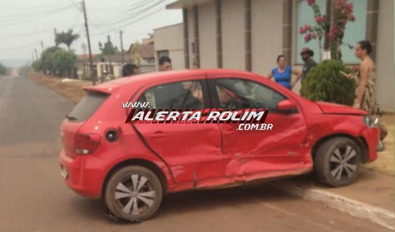 Colisão entre dois carros é registrada em cruzamento, na cidade de Rolim de Moura