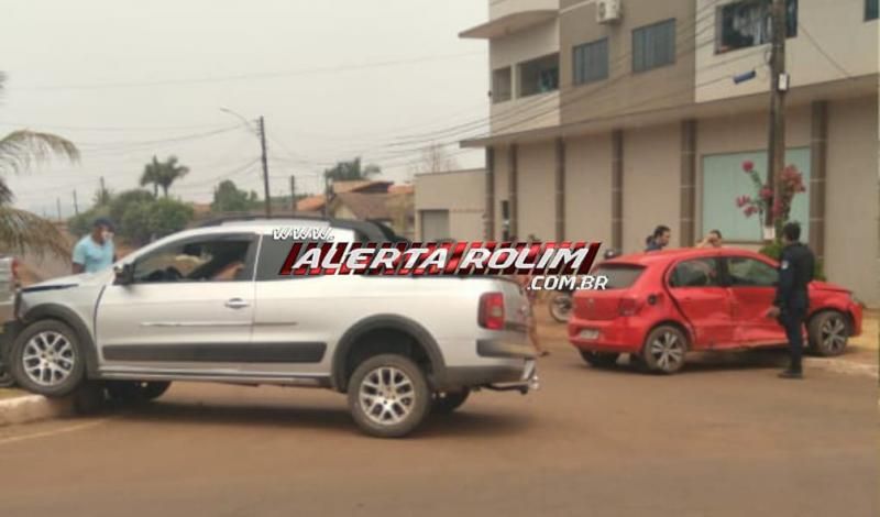 Colisão entre dois carros é registrada em cruzamento, na cidade de Rolim de Moura Colisão entre dois carros é registrada em cruzamento, na cidade de Rolim de Moura
