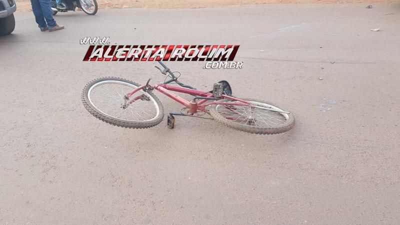 Criança é atropelada por moto enquanto andava de bicicleta pela Avenida São Paulo, em Rolim de Moura Criança é atropelada por moto enquanto andava de bicicleta pela Avenida São Paulo, em Rolim de Moura