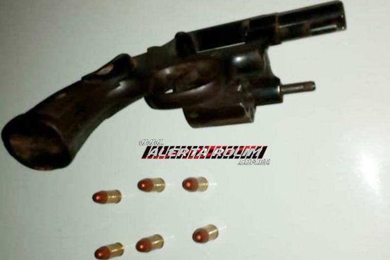 Dois homens são presos pela Polícia Militar em Rolim de Moura; um com arma de fogo e outro acusado de crime de roubo Dois homens são presos pela Polícia Militar em Rolim de Moura; um com arma de fogo e outro acusado de crime de roubo