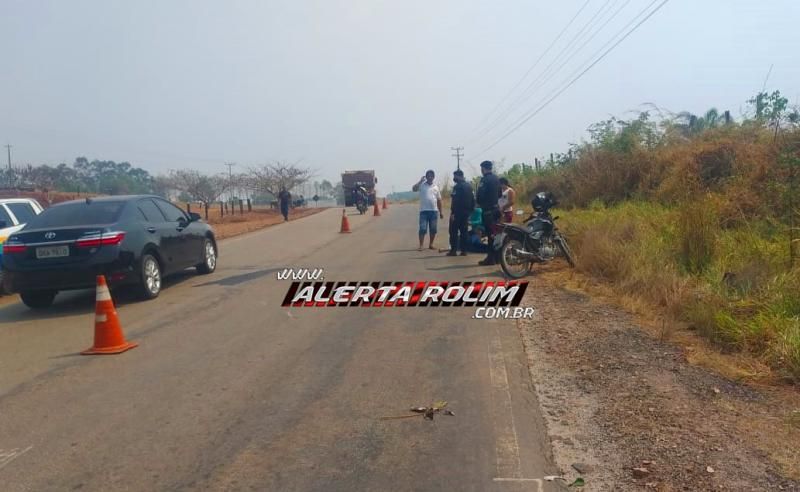 Dois motociclistas são socorridos ao Hospital, após sofrerem acidente na RO-383, em Rolim de Moura Dois motociclistas são socorridos ao Hospital, após sofrerem acidente na RO-383, em Rolim de Moura
