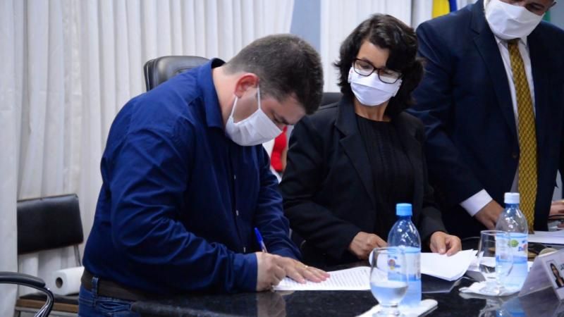 Fabrício Melo assume a prefeitura de Rolim de Moura Fabrício Melo assume a prefeitura de Rolim de Moura