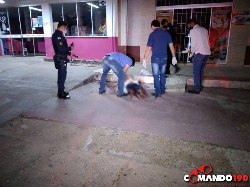Morador de rua é morto a tiros durante a madrugada, em Ji-Paraná Morador de rua é morto a tiros durante a madrugada, em Ji-Paraná