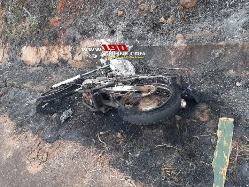 Moto pega fogo enquanto condutor transitava pela RO-135, em Alta Floresta Moto pega fogo enquanto condutor transitava pela RO-135, em Alta Floresta