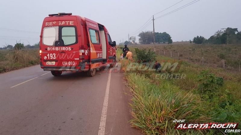 Motociclista sofre queda após sair fora da pista na RO-010 em Rolim de Moura Motociclista sofre queda após sair fora da pista na RO-010 em Rolim de Moura