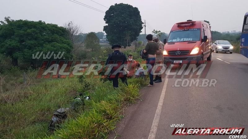 Motociclista sofre queda após sair fora da pista na RO-010 em Rolim de Moura Motociclista sofre queda após sair fora da pista na RO-010 em Rolim de Moura