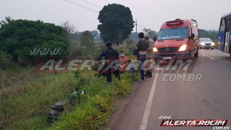 Motociclista sofre queda após sair fora da pista na RO-010 em Rolim de Moura Motociclista sofre queda após sair fora da pista na RO-010 em Rolim de Moura