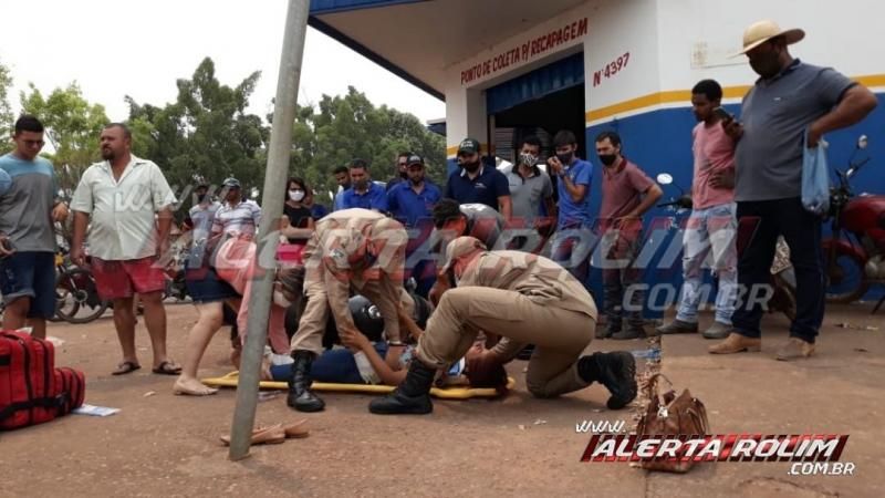 Mulher é socorrida pelos bombeiros ao Hospital, após acidente entre carro e moto no centro da cidade em Rolim de Moura Mulher é socorrida pelos bombeiros ao Hospital, após acidente entre carro e moto no centro da cidade em Rolim de Moura
