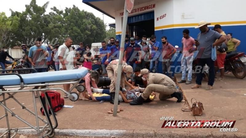 Mulher é socorrida pelos bombeiros ao Hospital, após acidente entre carro e moto no centro da cidade em Rolim de Moura Mulher é socorrida pelos bombeiros ao Hospital, após acidente entre carro e moto no centro da cidade em Rolim de Moura