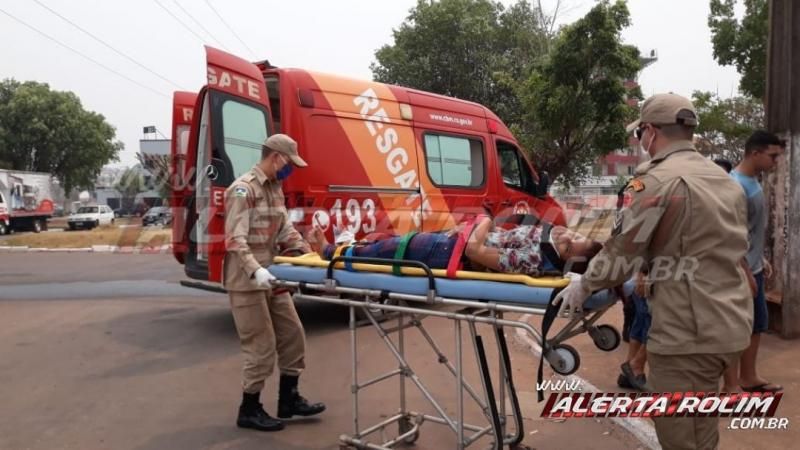 Mulher é socorrida pelos bombeiros ao Hospital, após acidente entre carro e moto no centro da cidade em Rolim de Moura Mulher é socorrida pelos bombeiros ao Hospital, após acidente entre carro e moto no centro da cidade em Rolim de Moura