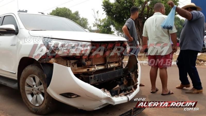 Mulher é socorrida pelos bombeiros ao Hospital, após acidente entre carro e moto no centro da cidade em Rolim de Moura Mulher é socorrida pelos bombeiros ao Hospital, após acidente entre carro e moto no centro da cidade em Rolim de Moura
