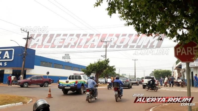 Mulher é socorrida pelos bombeiros ao Hospital, após acidente entre carro e moto no centro da cidade em Rolim de Moura Mulher é socorrida pelos bombeiros ao Hospital, após acidente entre carro e moto no centro da cidade em Rolim de Moura