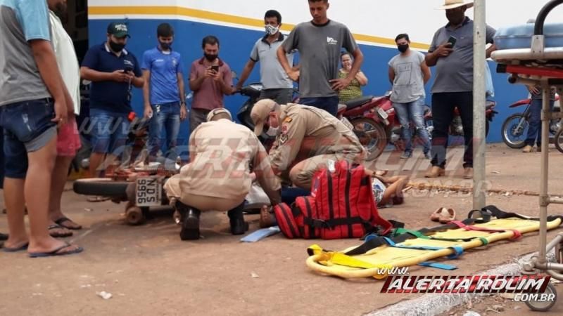 Mulher é socorrida pelos bombeiros ao Hospital, após acidente entre carro e moto no centro da cidade em Rolim de Moura Mulher é socorrida pelos bombeiros ao Hospital, após acidente entre carro e moto no centro da cidade em Rolim de Moura