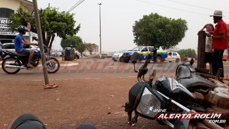 Mulher é socorrida pelos bombeiros ao Hospital, após acidente entre carro e moto no centro da cidade em Rolim de Moura Mulher é socorrida pelos bombeiros ao Hospital, após acidente entre carro e moto no centro da cidade em Rolim de Moura