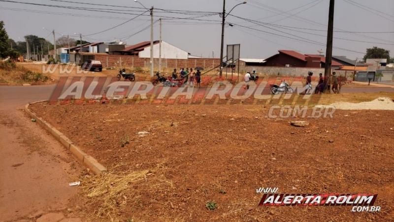 Mulher sofre fratura durante acidente de trânsito entre duas motos na Rua Parnaíba, em Rolim de Moura Mulher sofre fratura durante acidente de trânsito entre duas motos na Rua Parnaíba, em Rolim de Moura