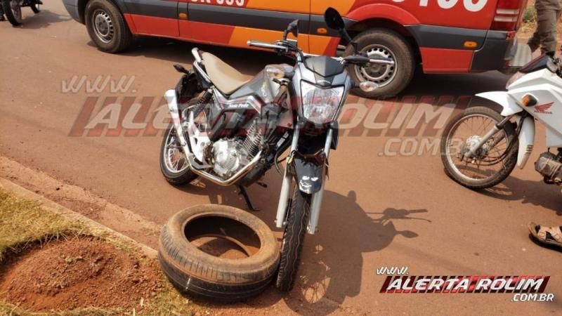 Mulher sofre fratura durante acidente de trânsito entre duas motos na Rua Parnaíba, em Rolim de Moura Mulher sofre fratura durante acidente de trânsito entre duas motos na Rua Parnaíba, em Rolim de Moura