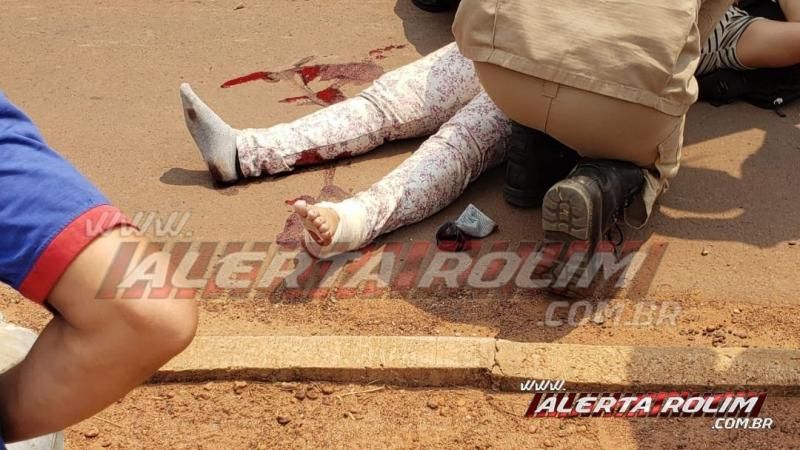 Mulher sofre fratura durante acidente de trânsito entre duas motos na Rua Parnaíba, em Rolim de Moura Mulher sofre fratura durante acidente de trânsito entre duas motos na Rua Parnaíba, em Rolim de Moura