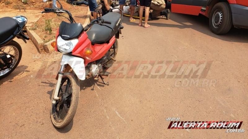 Mulher sofre fratura durante acidente de trânsito entre duas motos na Rua Parnaíba, em Rolim de Moura Mulher sofre fratura durante acidente de trânsito entre duas motos na Rua Parnaíba, em Rolim de Moura