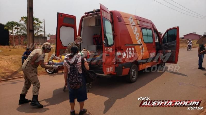 Mulher sofre fratura durante acidente de trânsito entre duas motos na Rua Parnaíba, em Rolim de Moura Mulher sofre fratura durante acidente de trânsito entre duas motos na Rua Parnaíba, em Rolim de Moura
