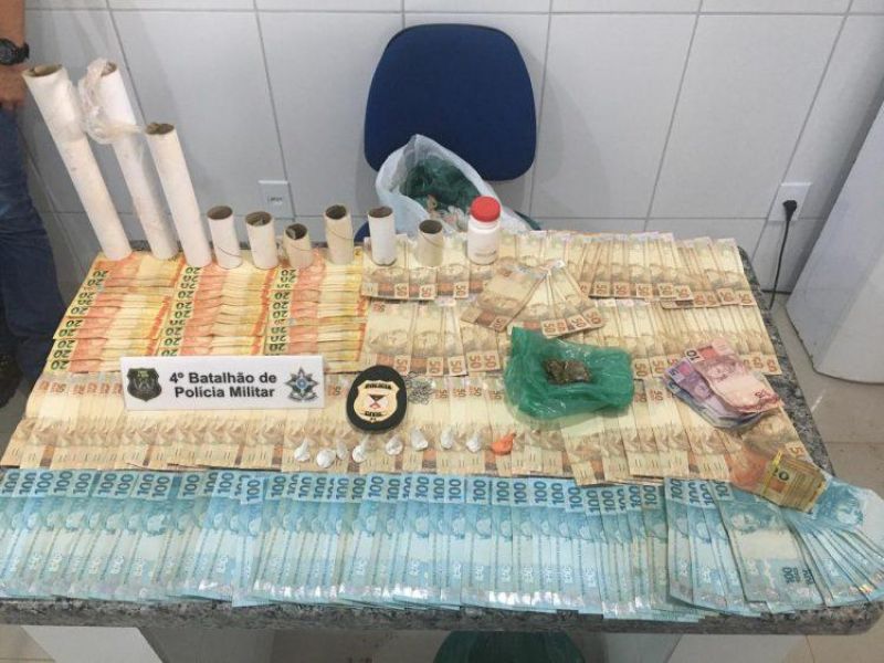 Operação integrada entre Núcleo de inteligência da Polícia Militar e Polícia Civil , resulta na apreensão de drogas e quase 12 mil em dinheiro, em Cacoal Operação integrada entre Núcleo de inteligência da Polícia Militar e Polícia Civil , resulta na apreensão de drogas e quase 12 mil em dinheiro, em Cacoal