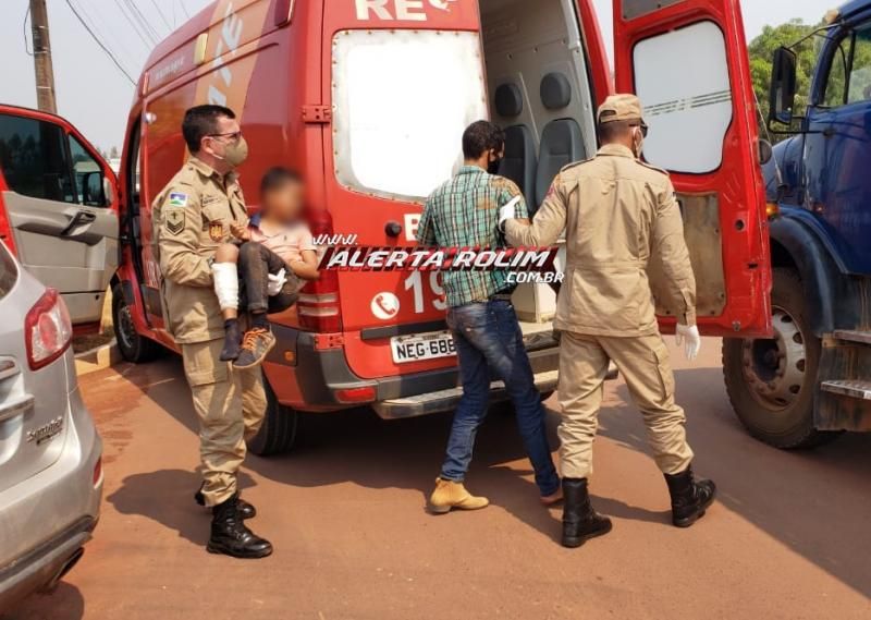 Pai e filho são socorridos pelos bombeiros após acidente de trânsito no Bairro Cidade Alta, em Rolim de Moura Pai e filho são socorridos pelos bombeiros após acidente de trânsito no Bairro Cidade Alta, em Rolim de Moura