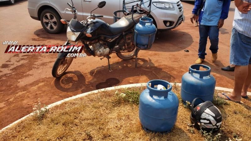 Pai e filho são socorridos pelos bombeiros após acidente de trânsito no Bairro Cidade Alta, em Rolim de Moura Pai e filho são socorridos pelos bombeiros após acidente de trânsito no Bairro Cidade Alta, em Rolim de Moura