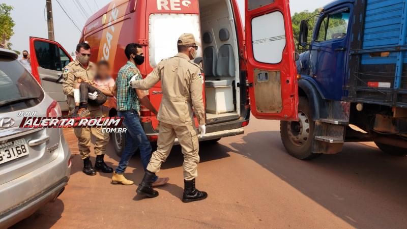 Pai e filho são socorridos pelos bombeiros após acidente de trânsito no Bairro Cidade Alta, em Rolim de Moura Pai e filho são socorridos pelos bombeiros após acidente de trânsito no Bairro Cidade Alta, em Rolim de Moura