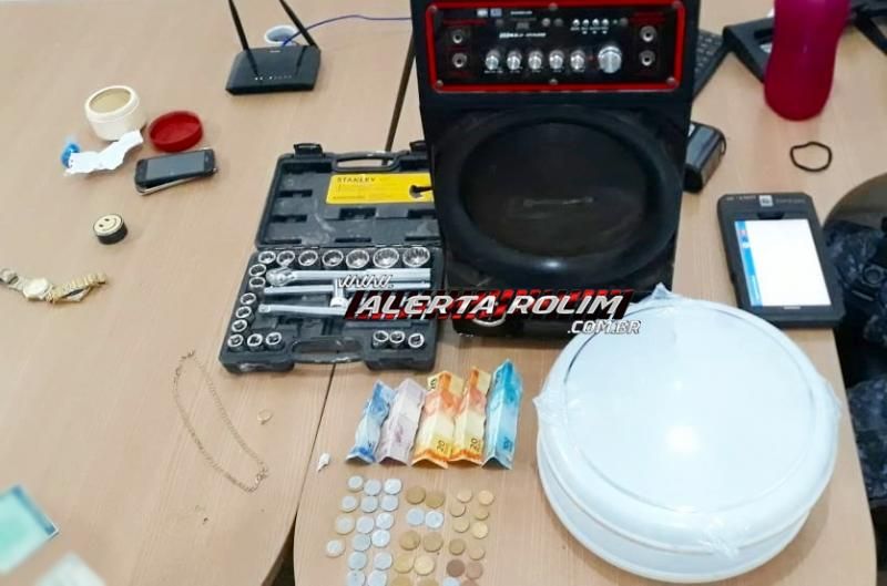 Suspeito de tráfico de drogas é preso pela Polícia Militar e Polícia Civil, no Bairro Beira Rio, em Rolim de Moura Suspeito de tráfico de drogas é preso pela Polícia Militar e Polícia Civil, no Bairro Beira Rio, em Rolim de Moura