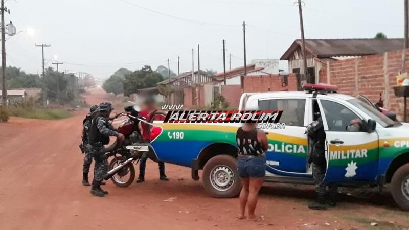 Suspeito de tráfico de drogas é preso pela Polícia Militar e Polícia Civil, no Bairro Beira Rio, em Rolim de Moura Suspeito de tráfico de drogas é preso pela Polícia Militar e Polícia Civil, no Bairro Beira Rio, em Rolim de Moura
