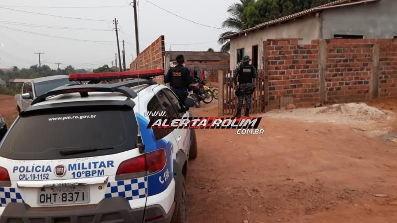 Suspeito de tráfico de drogas é preso pela Polícia Militar e Polícia Civil, no Bairro Beira Rio, em Rolim de Moura Suspeito de tráfico de drogas é preso pela Polícia Militar e Polícia Civil, no Bairro Beira Rio, em Rolim de Moura